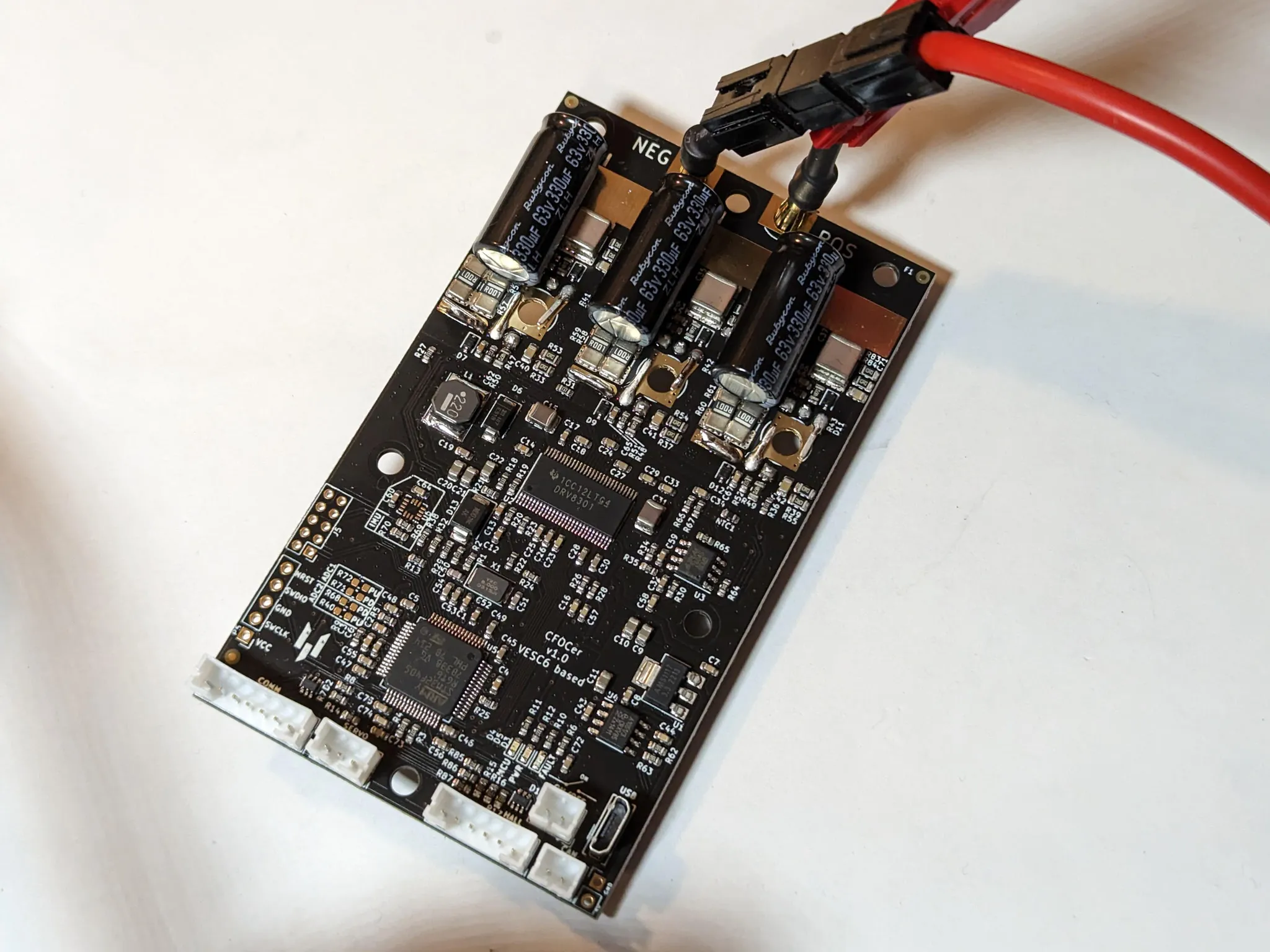 Vertile CFOCer VESC v6 connected to power via 4mm banana plugs.